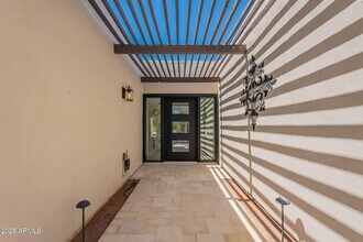 8338 E San Rafael Dr in Scottsdale, AZ - Foto de edificio - Building Photo
