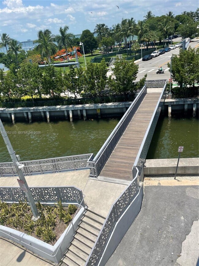 1674 Bay Rd in Miami Beach, FL - Foto de edificio - Building Photo