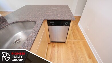 643 W Wrightwood Ave, Unit 412 in Chicago, IL - Building Photo - Building Photo