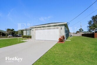 511 SW Nadell Ave in Port St. Lucie, FL - Foto de edificio - Building Photo