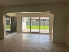 9651 Sunset Strip in Sunrise, FL - Foto de edificio - Building Photo