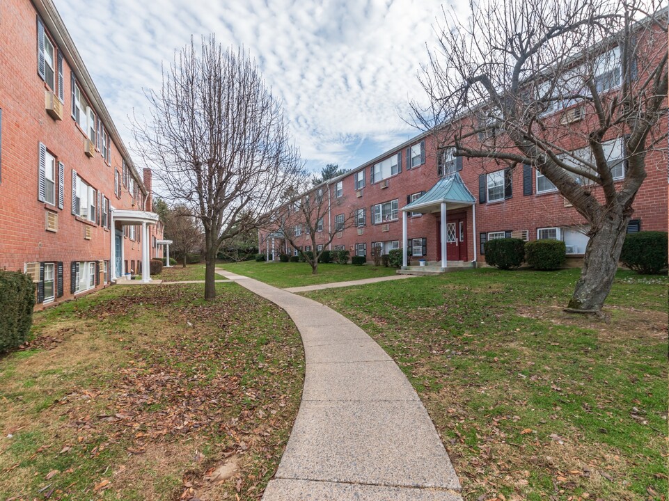 Evergreen Club Apartments in Broomall, PA - Building Photo