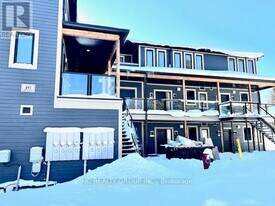 241 Crescent Bay Ln in Huntsville, ON - Building Photo