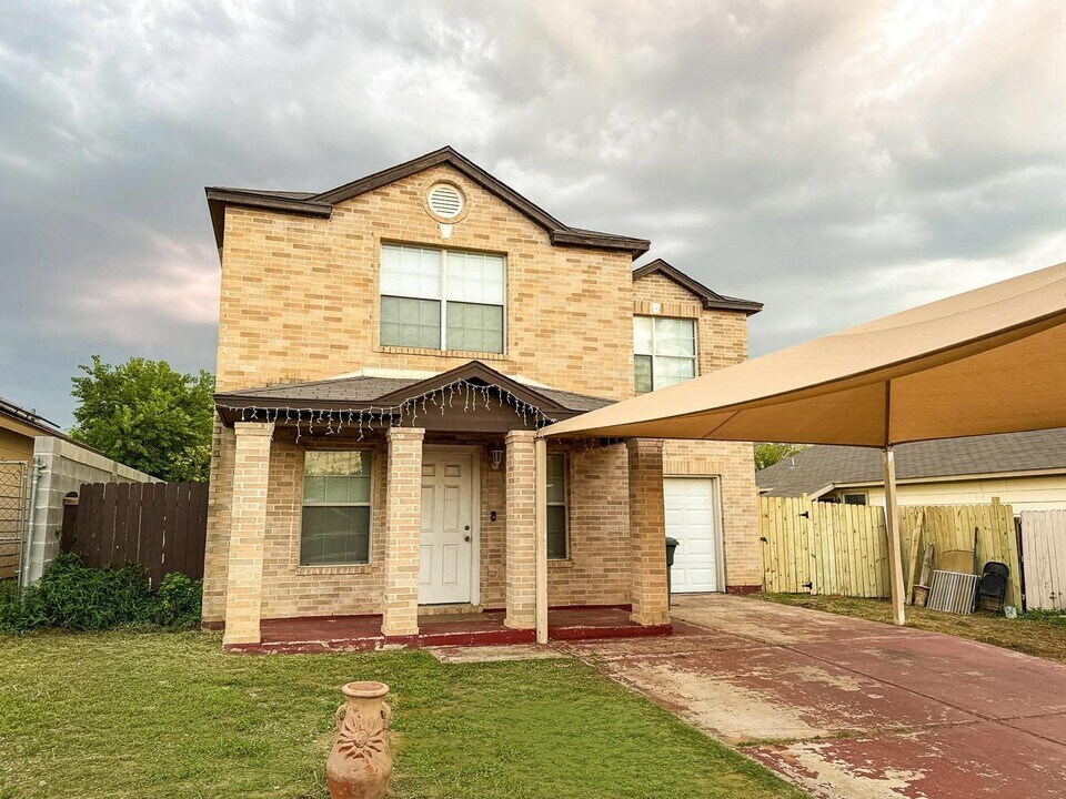 215 Lipan Dr in Laredo, TX - Building Photo