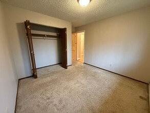 3296 Adams Dr in Fairbanks, AK - Foto de edificio - Building Photo