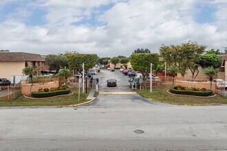 University Trail Condominium in Miami, FL - Foto de edificio - Building Photo