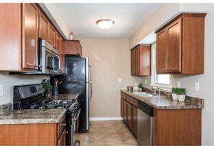 7212 Kyle Ave N in Minneapolis, MN - Foto de edificio - Building Photo