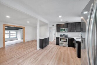 209 Southeast Jefferson Cir N in St. Petersburg, FL - Building Photo - Building Photo