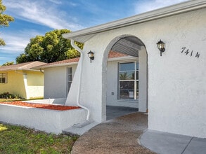 7414 San Carlos Dr in Port Richey, FL - Foto de edificio - Building Photo