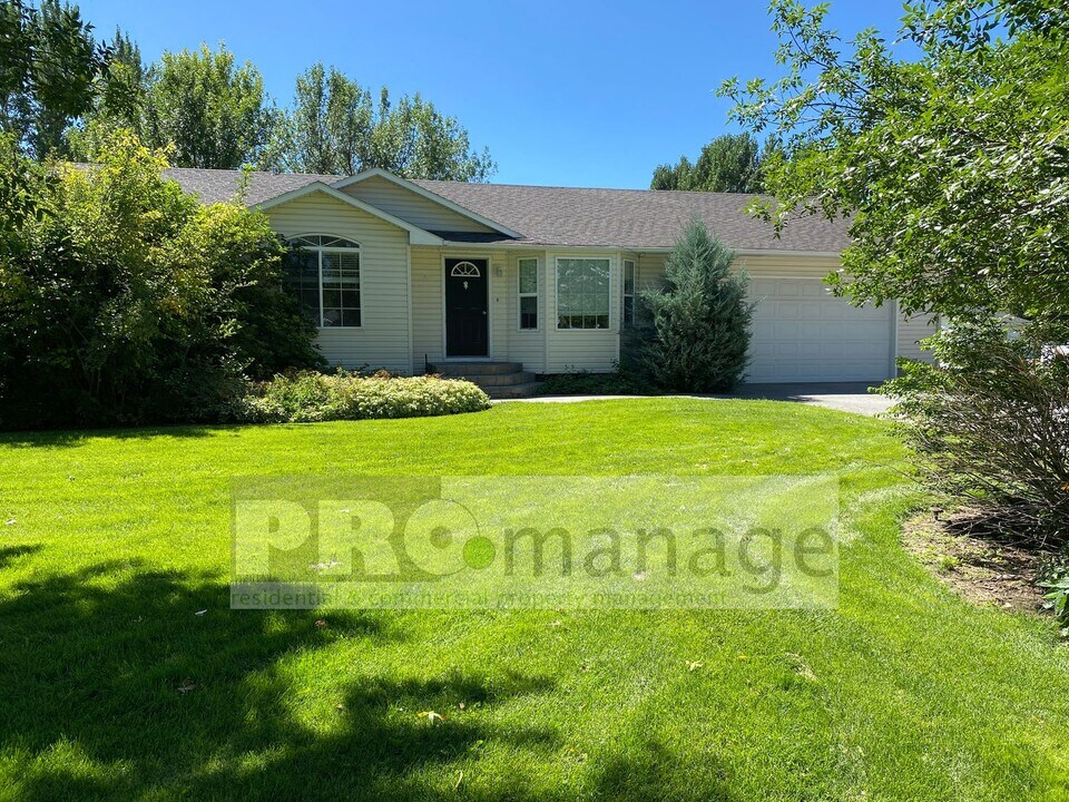 3830 E 22 N in Rigby, ID - Building Photo