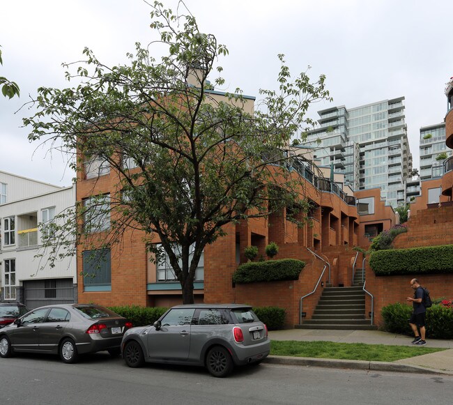 Hearth Court in Vancouver, BC - Building Photo - Primary Photo