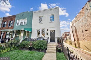 325 17th St SE in Washington, DC - Building Photo