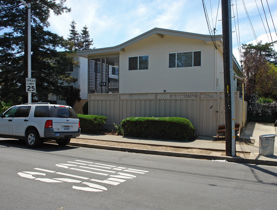 719 N Claremont St in San Mateo, CA - Foto de edificio