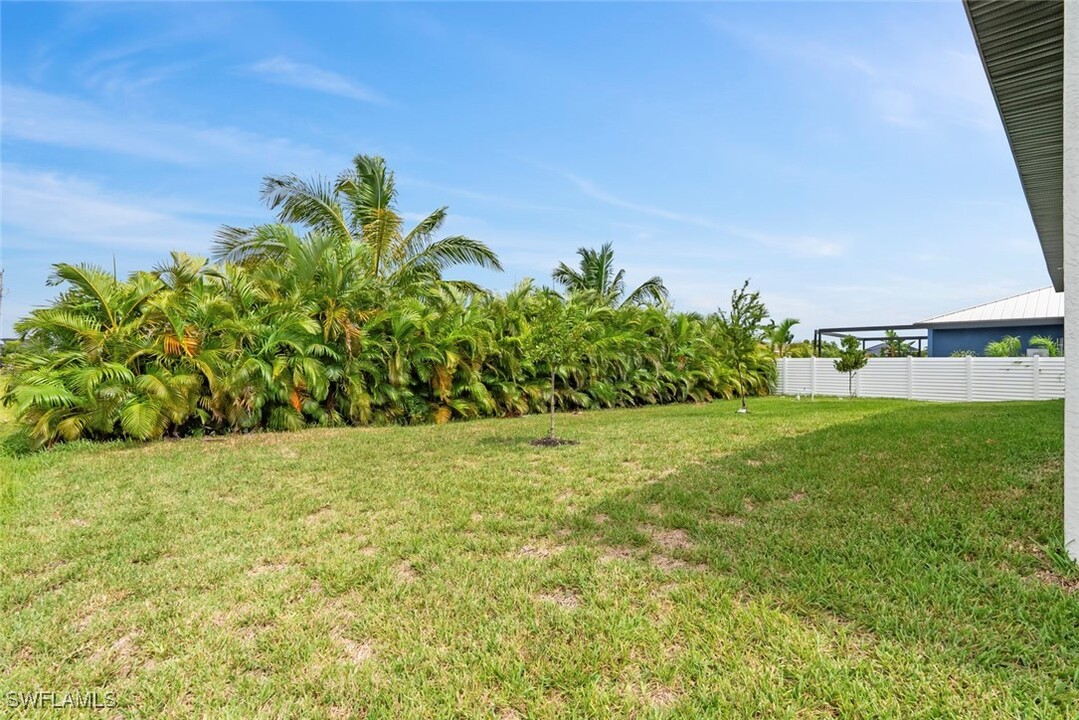 1233 NW 37th Ave in Cape Coral, FL - Building Photo