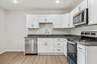 1052 S Overhill Ave in Springfield, MO - Building Photo - Building Photo