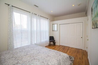 2 Harvard Sq, Unit 2 in Brookline, MA - Building Photo - Building Photo