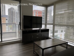 1 Bed / 1 Bath Fully Furnished Apartment i... in Vancouver, BC - Building Photo - Building Photo