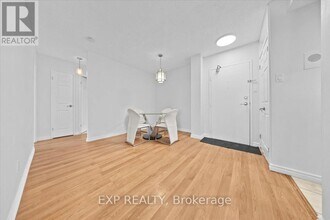 555 Brittany Dr in Ottawa, ON - Building Photo - Building Photo