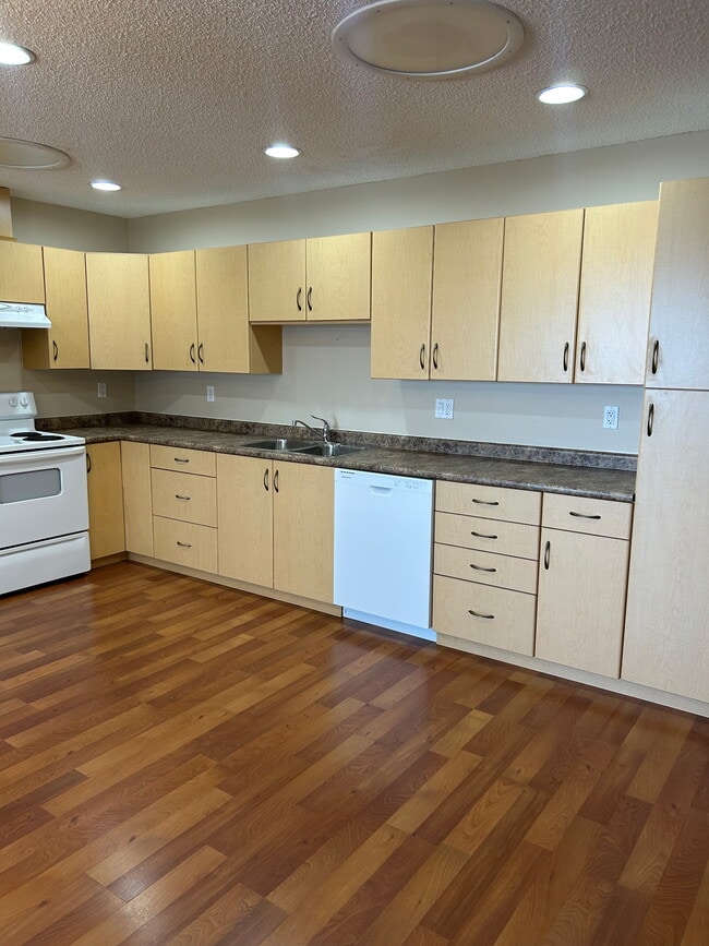 8112-8196 96 Ave in Fort St John, BC - Building Photo - Building Photo