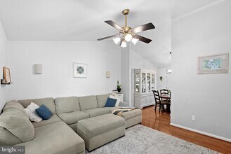 7390 Lake Dr in Manassas, VA - Foto de edificio - Building Photo