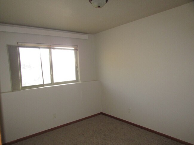1350 E Oakland St in Rapid City, SD - Building Photo - Building Photo