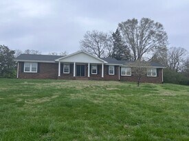 124 Country Club Dr in Hendersonville, TN - Building Photo
