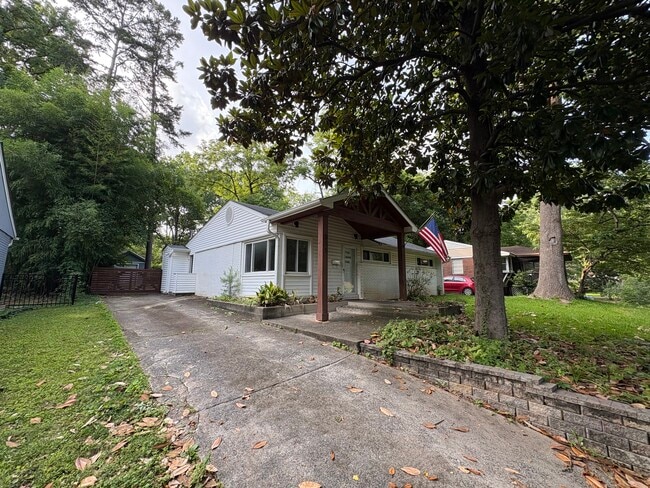 property at 811 Manhasset Rd