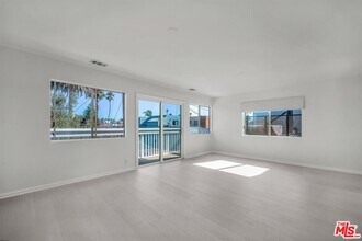 466 S Venice Blvd in Los Angeles, CA - Building Photo - Building Photo