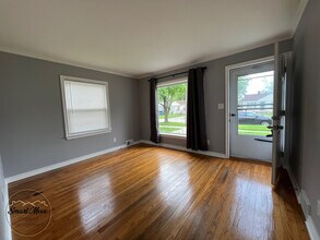 22507 Sharrow Ave in Warren, MI - Building Photo - Building Photo