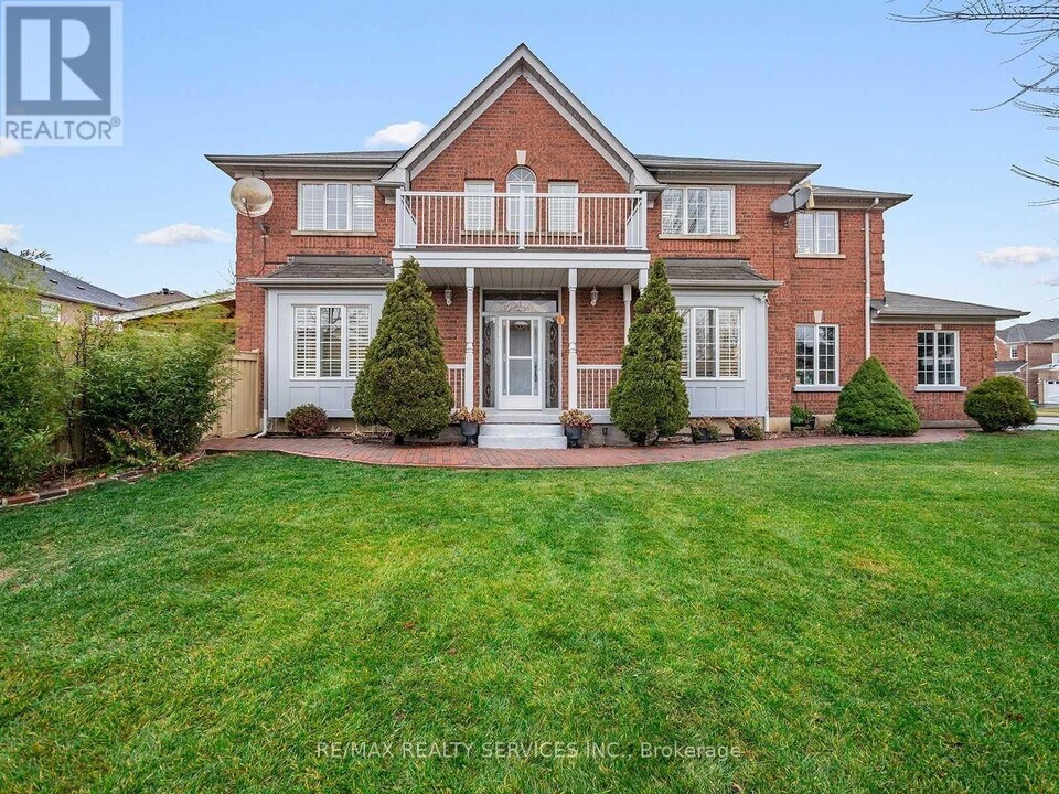 1 Pilgrim Pl in Brampton, ON - Building Photo