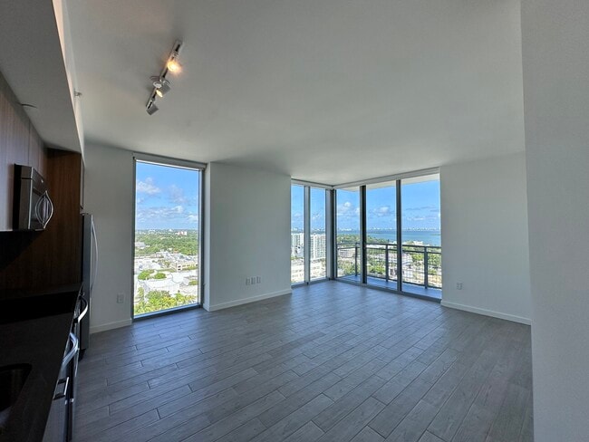 43 NW 39th St, Unit B2 in Miami, FL - Foto de edificio - Building Photo