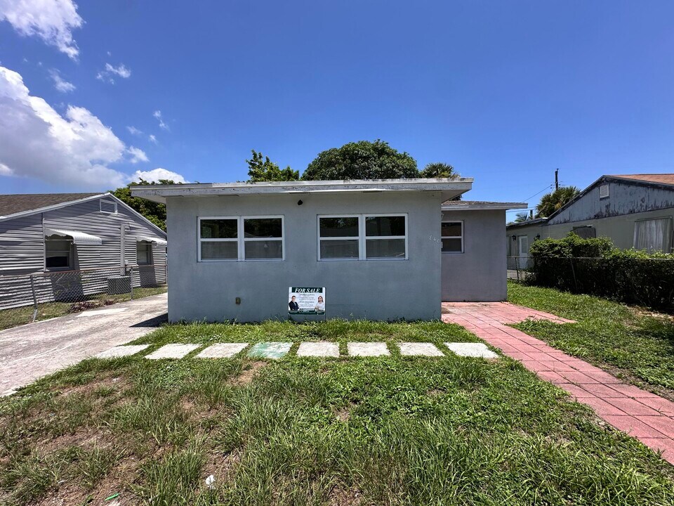 840 W 1st St in Riviera Beach, FL - Building Photo