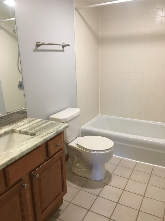 1008 Manor Ln, Unit K in Columbus, OH - Building Photo - Building Photo