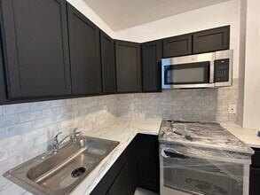 2823 W Girard Ave, Unit 2F in Philadelphia, PA - Building Photo - Building Photo