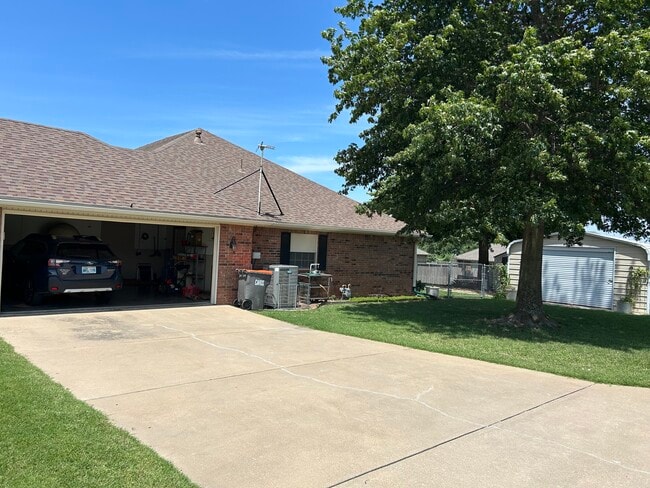 707 E 9th St in Grove, OK - Building Photo - Building Photo