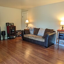 419 N Liberty St, Unit 3 in Valders, WI - Foto de edificio - Building Photo