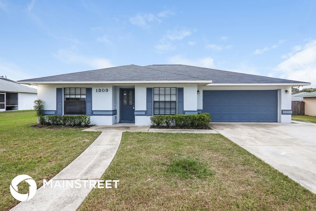 1303 Oak Pointe Pl in Plant City, FL - Building Photo