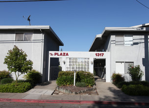 Plaza Garden Apartments in Turlock, CA - Building Photo - Building Photo