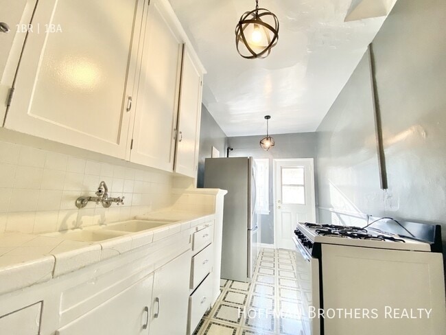 351 N Sierra Bonita Ave in Los Angeles, CA - Building Photo - Building Photo