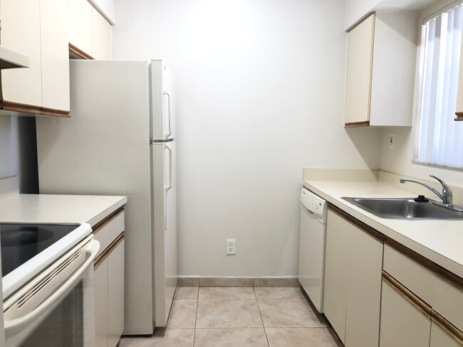 880 Cypress Park Way in Pompano Beach, FL - Building Photo - Building Photo