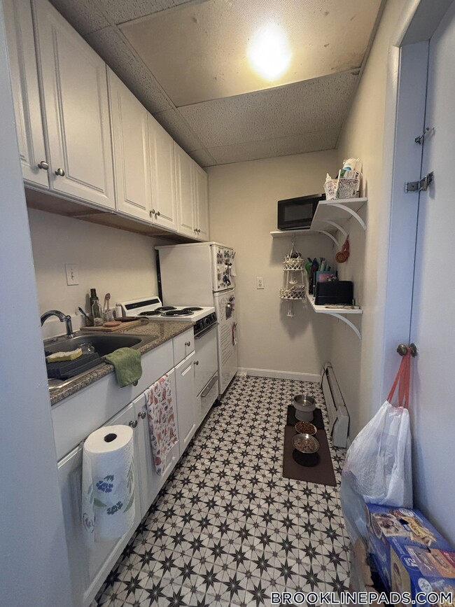 1063 Beacon St, Unit 4 in Brookline, MA - Foto de edificio - Building Photo