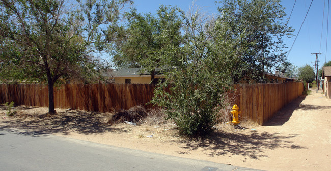 15544 Tonekai Rd in Apple Valley, CA - Foto de edificio - Building Photo