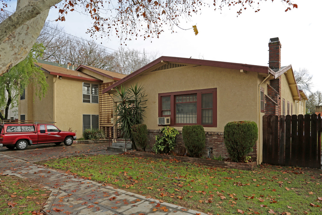 2105-2108 10th St in Sacramento, CA - Building Photo