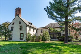203 Store Hill Rd in Old Westbury, NY - Building Photo - Building Photo