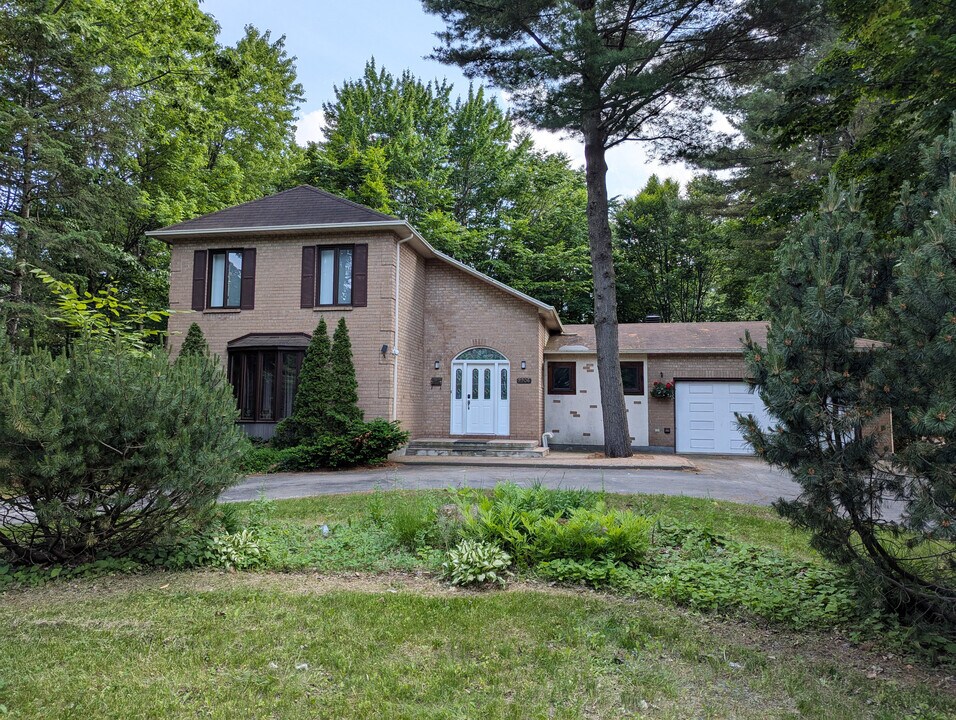 2906 Du Cumberland Rue in St-Lazare, QC - Building Photo