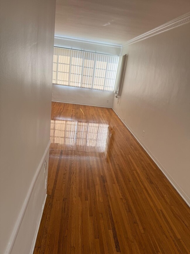1114 N Sweetzer Ave, Unit #A in West Hollywood, CA - Building Photo - Building Photo