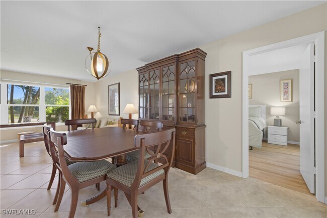 2261 Kings Lake Blvd in Naples, FL - Foto de edificio - Building Photo