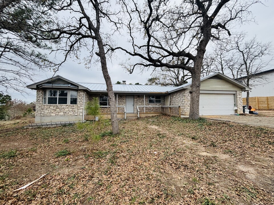 136 Pukoo Dr in Bastrop, TX - Building Photo