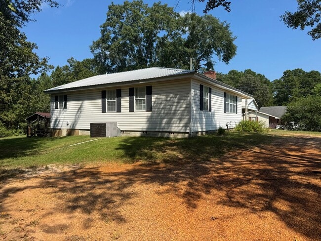 1426 Edgeworth Dr E in Northport, AL - Building Photo - Building Photo