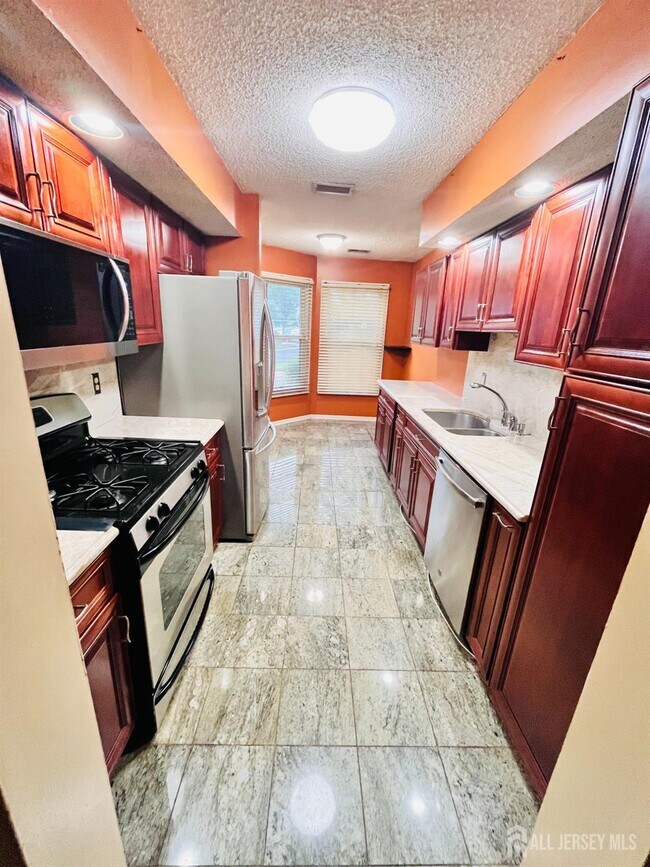 94 Van Liew Ct in East Brunswick, NJ - Building Photo - Building Photo